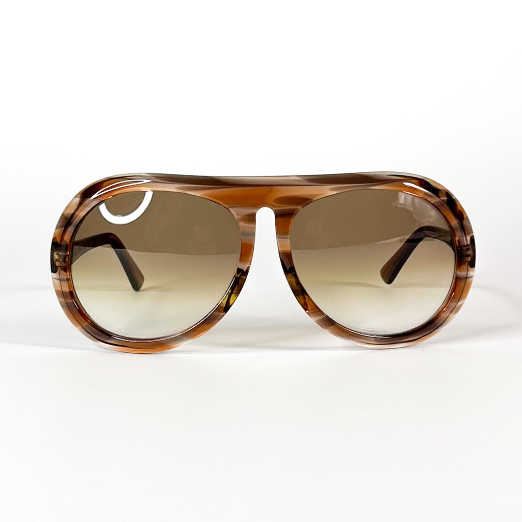 Modèle portant les Luxottica 9409, style rétro-chic