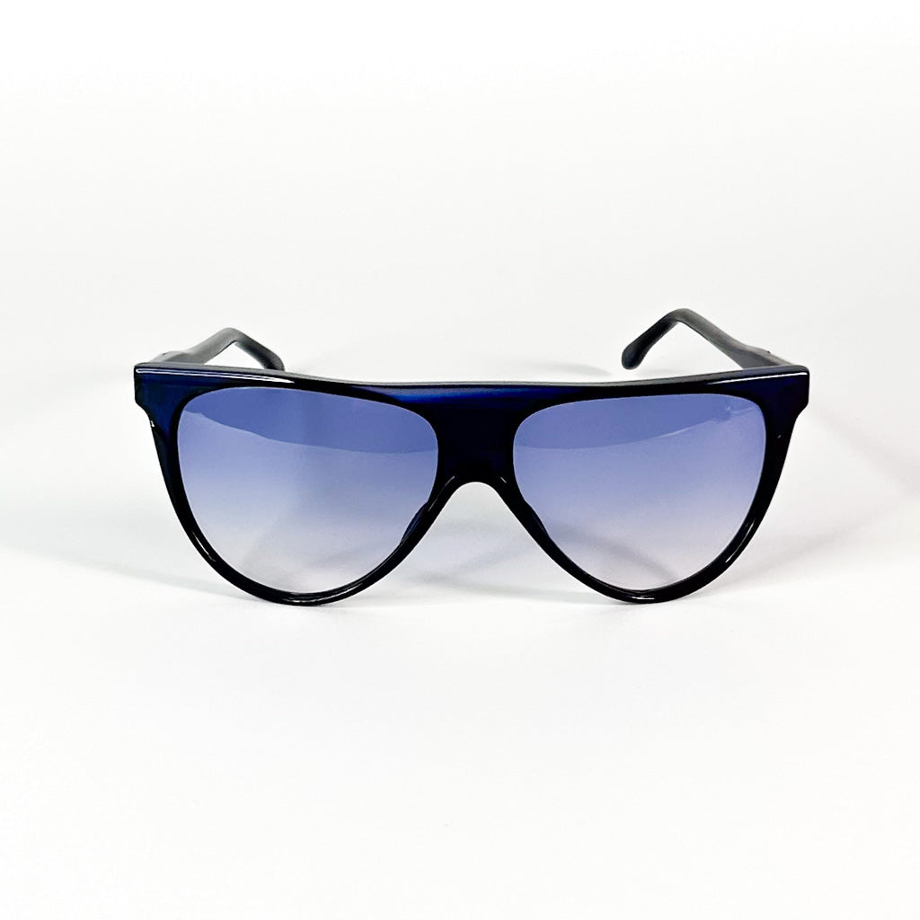 Monture lunettes vintage violet bleu modèle T.m, portée par modèle femme blonde