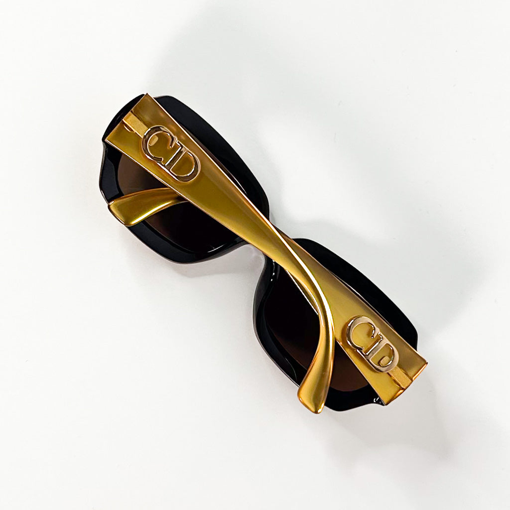 Vue du dessus des branches dorées avec logo CD des lunettes Dior vintage