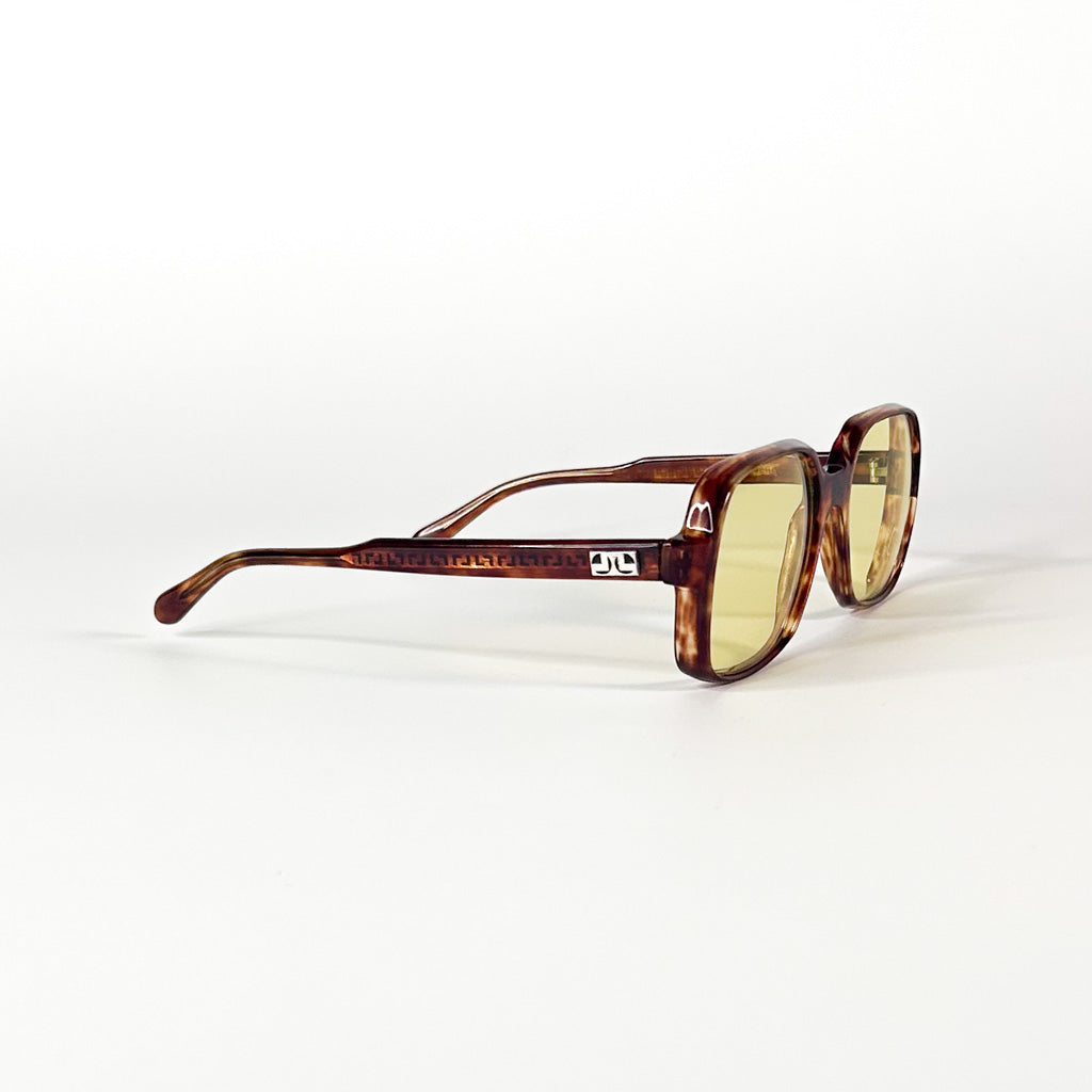 Gros plan de la branche droite des lunettes Jean Lempereur avec logo JL en métal et finition écaille