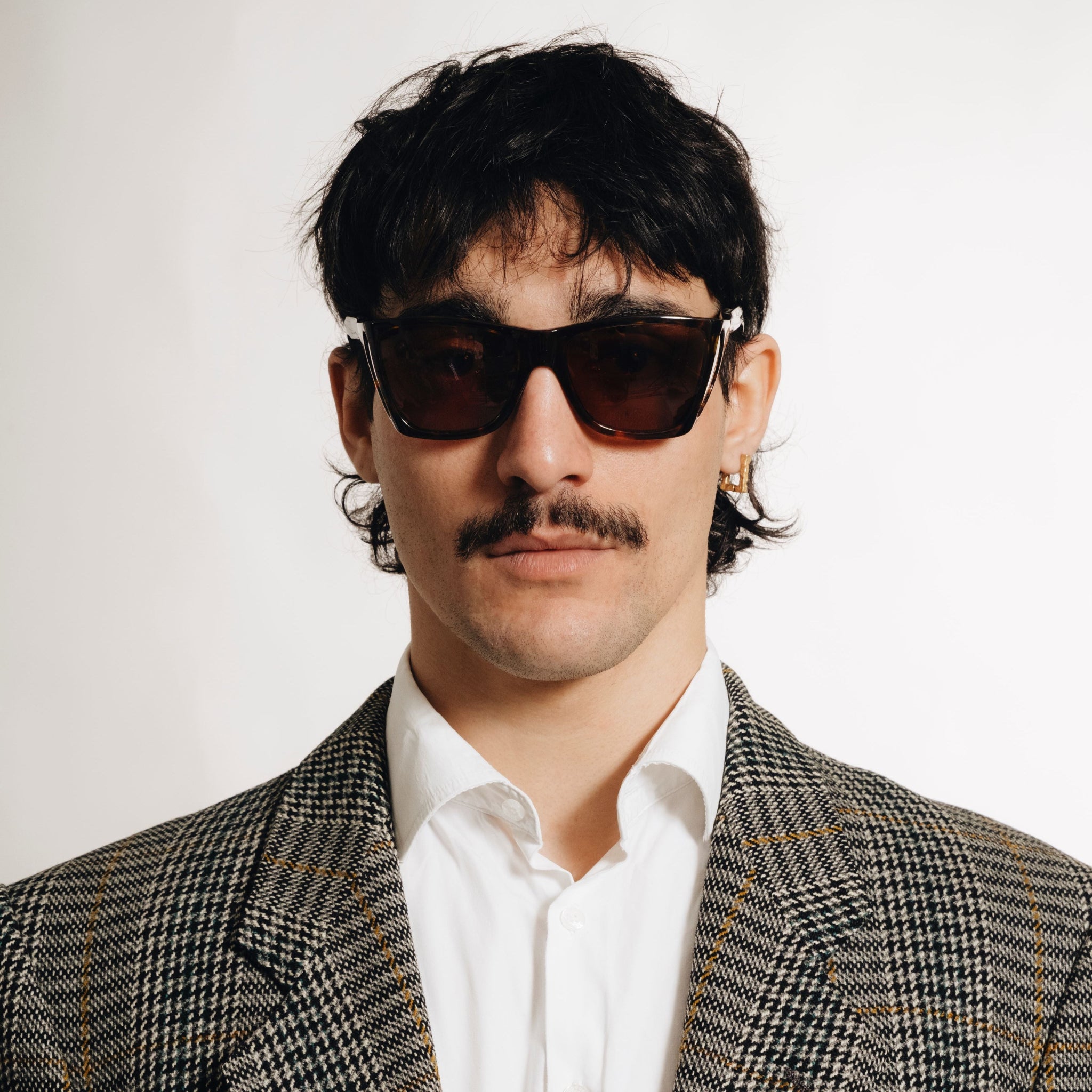 Portrait avec lunettes Persol 009 vintage écaille, portées par un modèle
