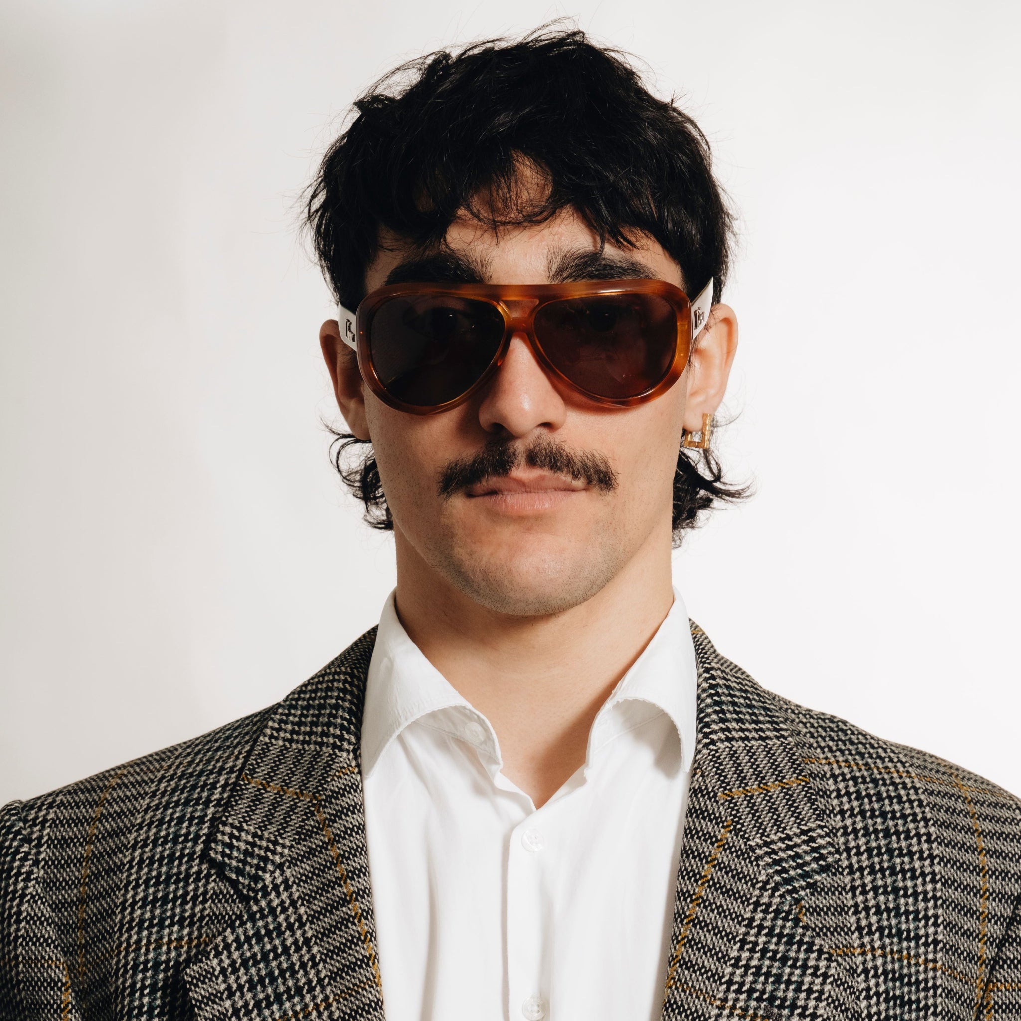 Portrait avec les lunettes Dior Aviadior portées par un modèle