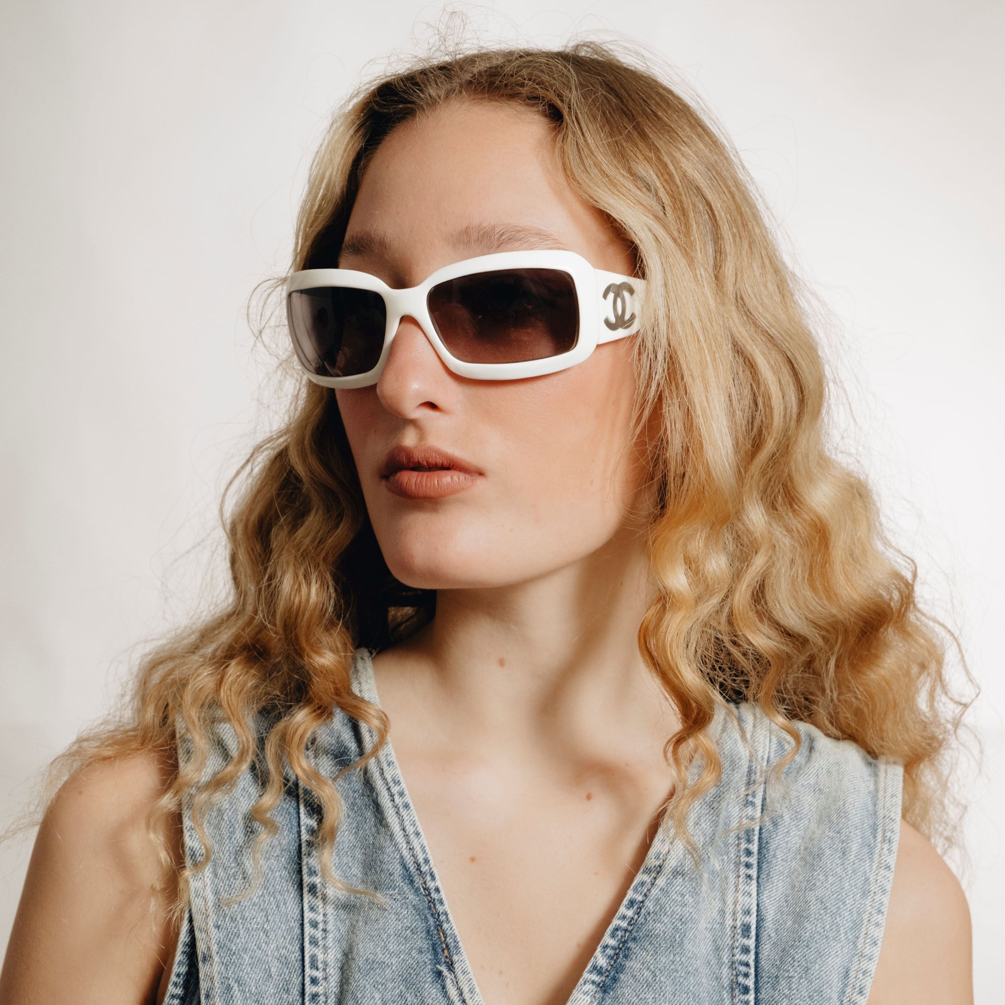 Femme portant les lunettes Chanel 5141 C716/11 avec monture blanche et verres gris