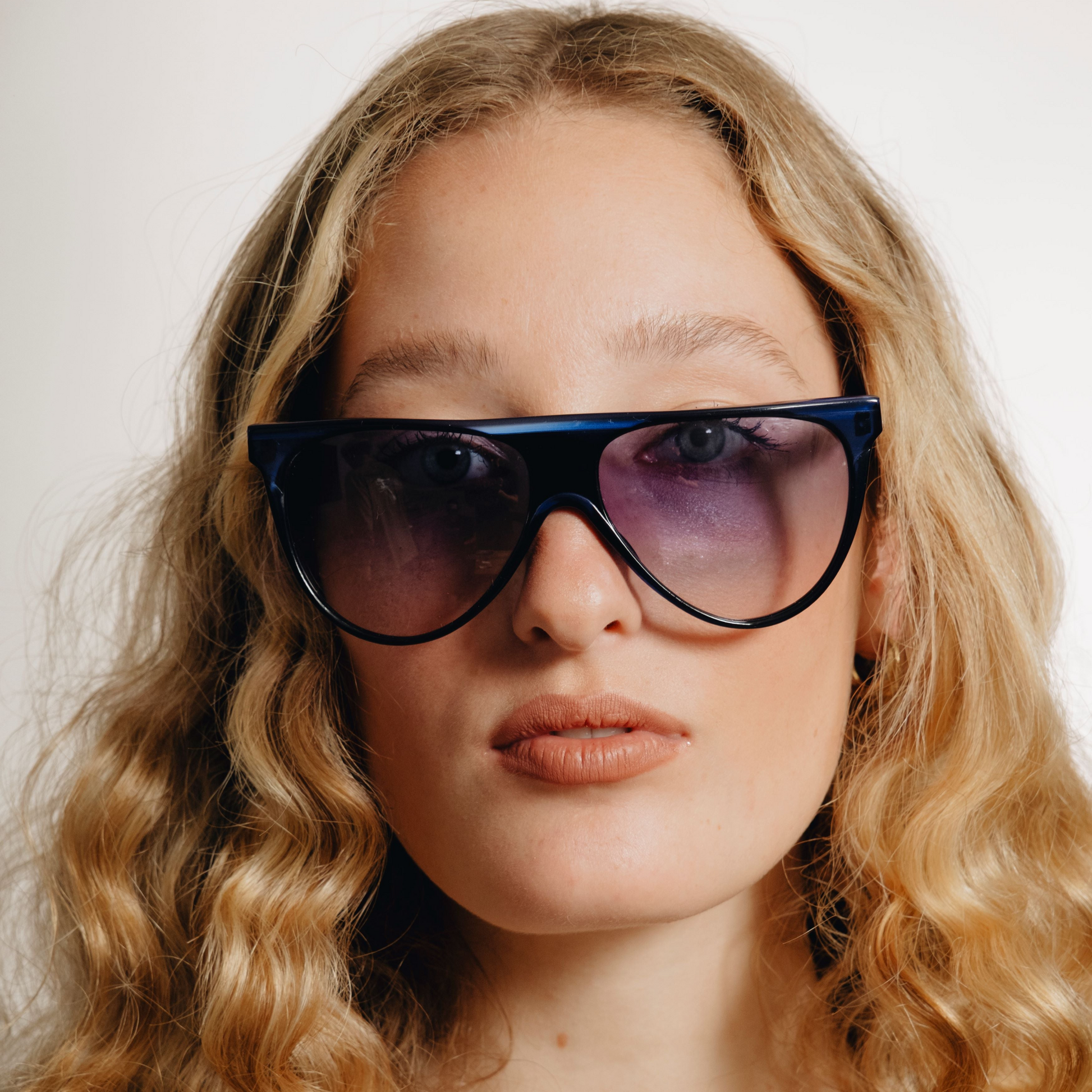 Monture lunettes vintage violet bleu modèle T.m, vue rapprochée sur la branche avec logo métallique