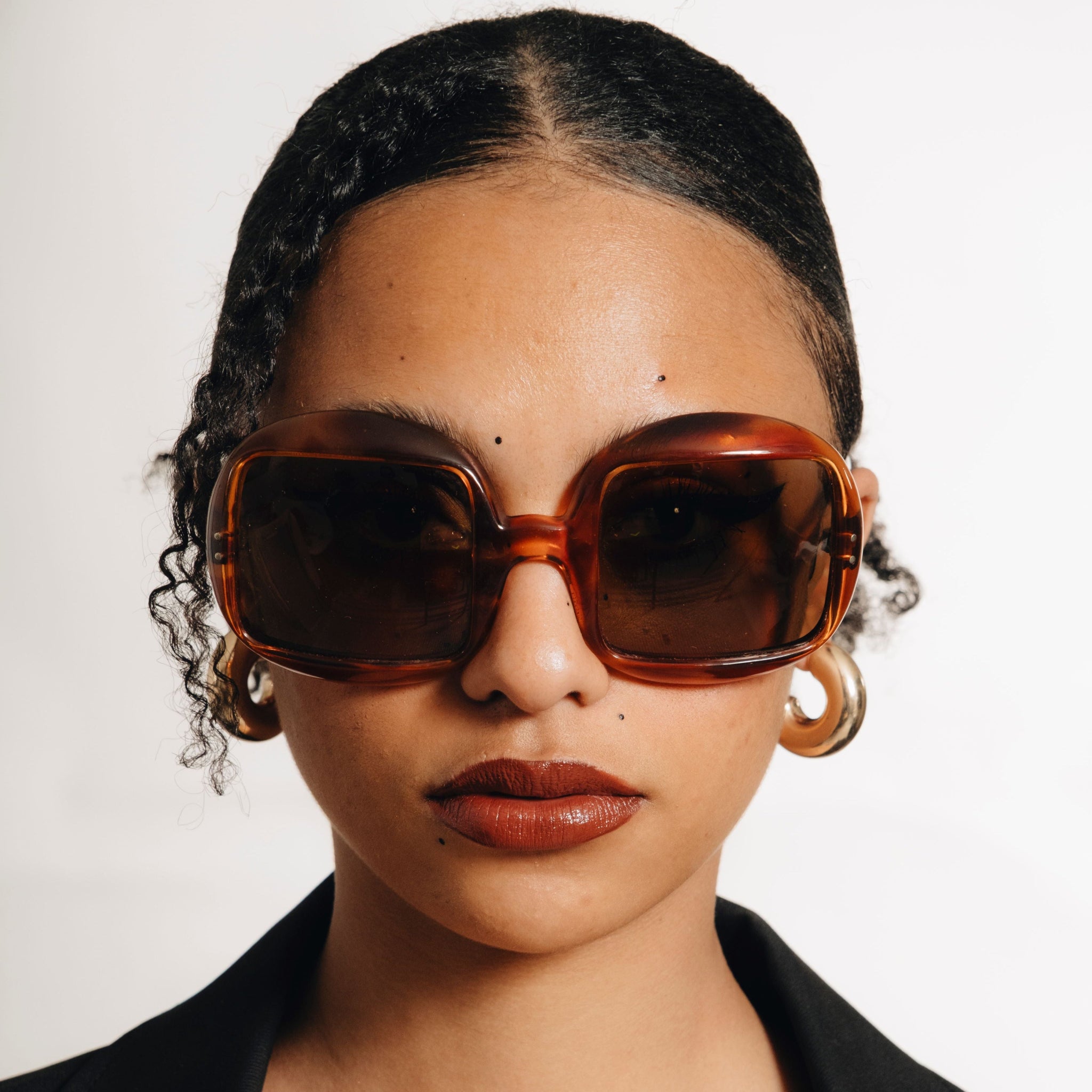 Lunettes vintage forme TV screen vues de dessus – monture carrée oversize en acétate écaille, style années 70