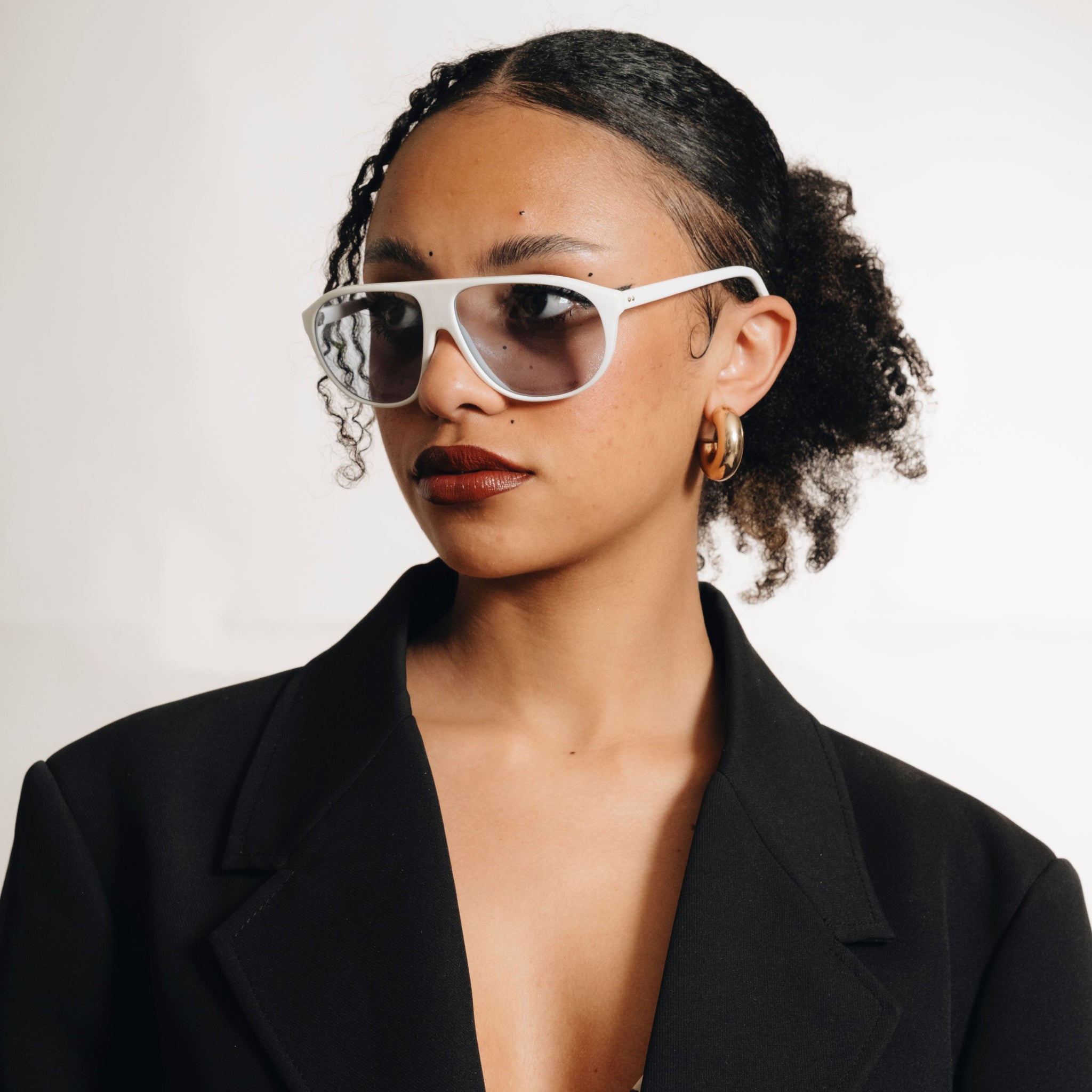 Lunettes Cébé 201 blanches portées – style 80s avec verres bleus