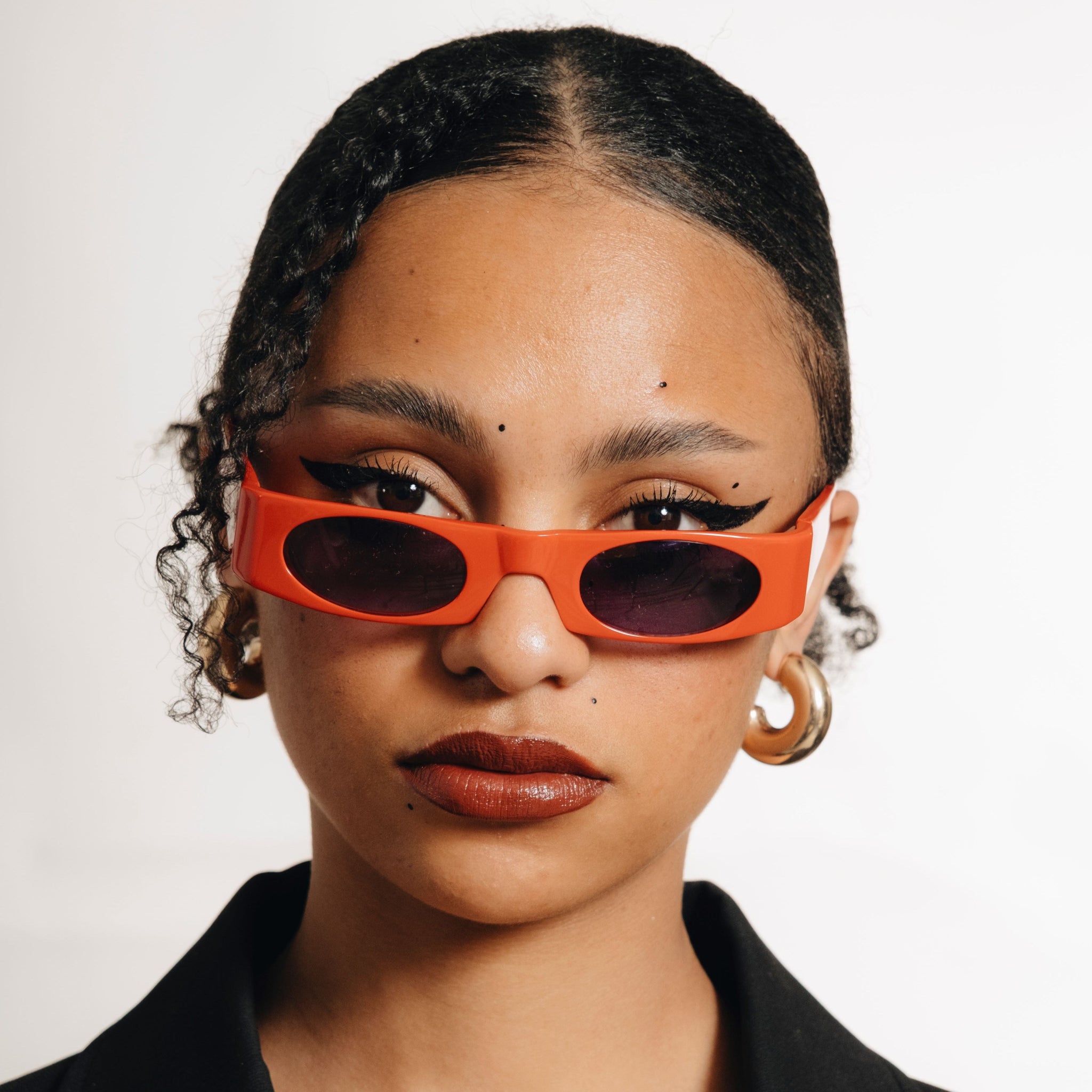 Portrait mode avec lunettes Zorro by MIX portées par un modèle femme
