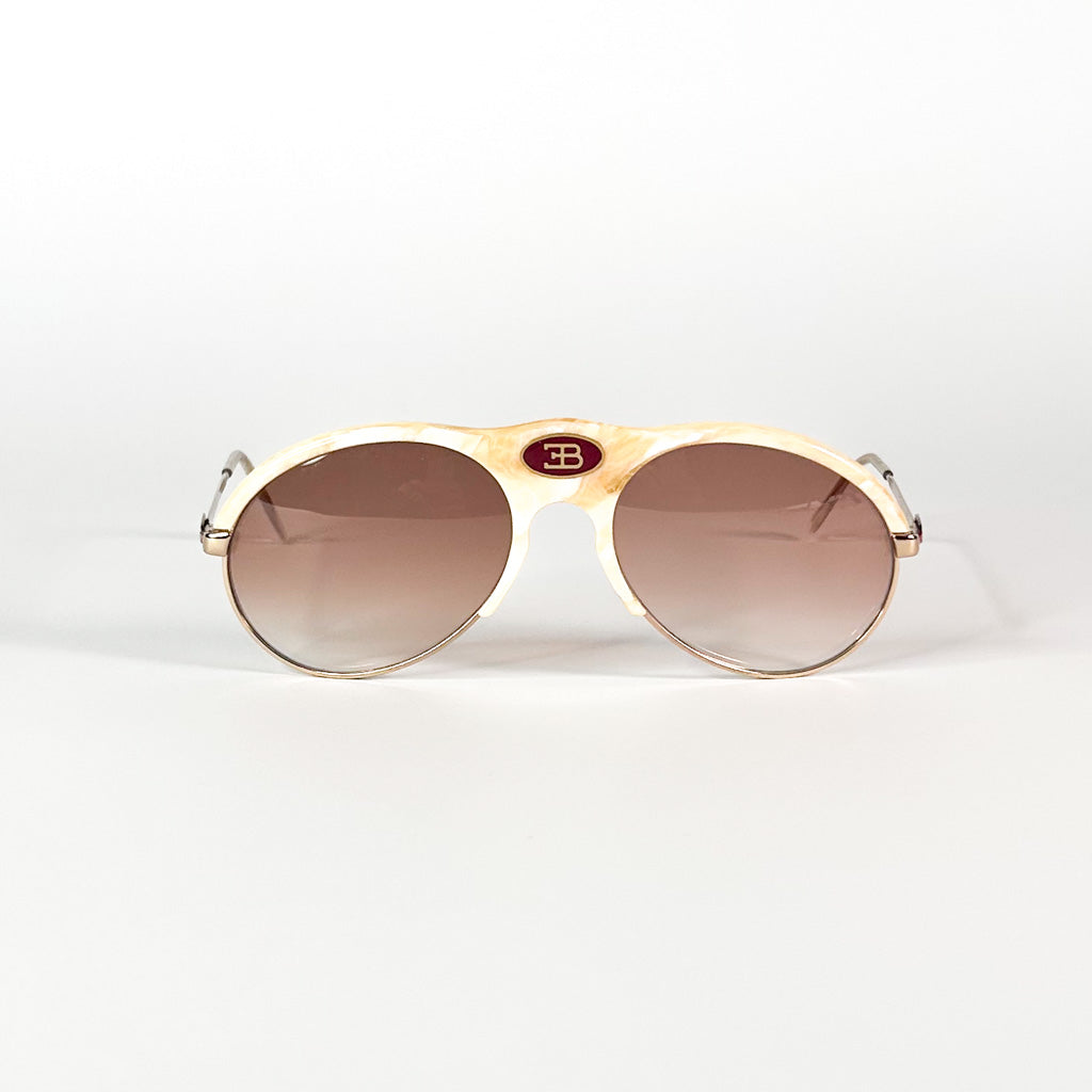 Portrait de profil d’un homme portant les lunettes Bugatti, style rétro chic affirmé