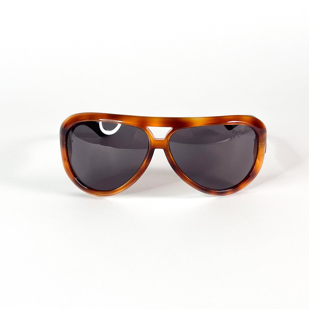 Vue frontale de la monture Dior Aviadior avec verres fumés