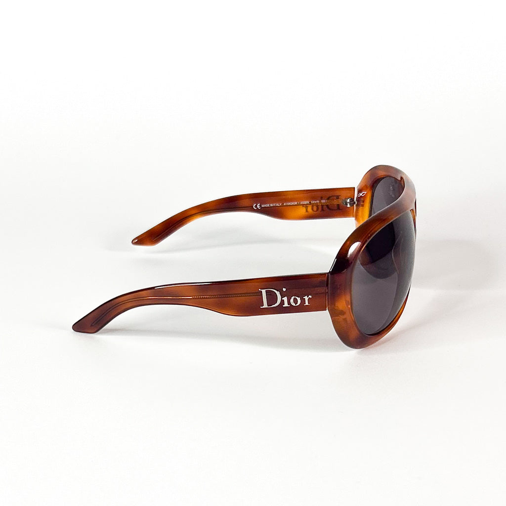 Monture Dior Aviadior vue fermée, logo Dior argenté visible