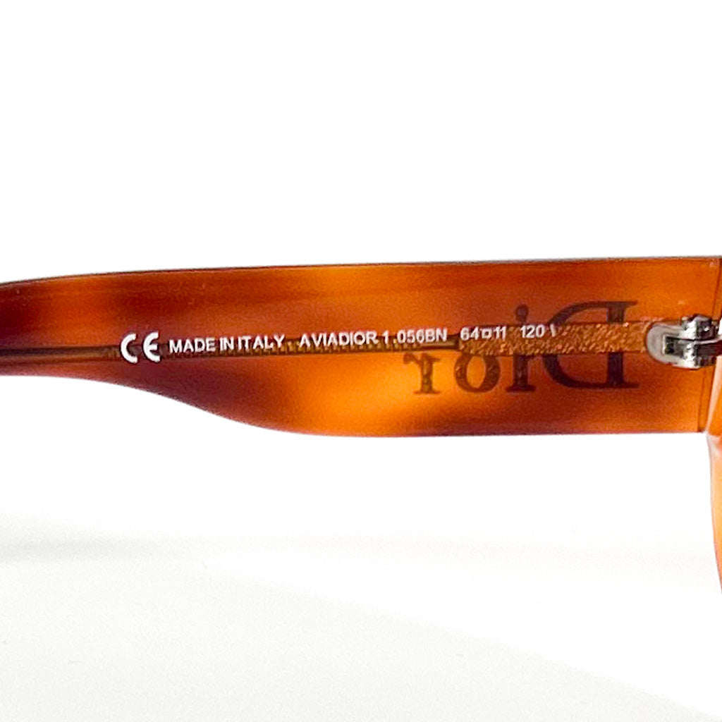 Détail de la branche intérieure des lunettes Dior Aviadior