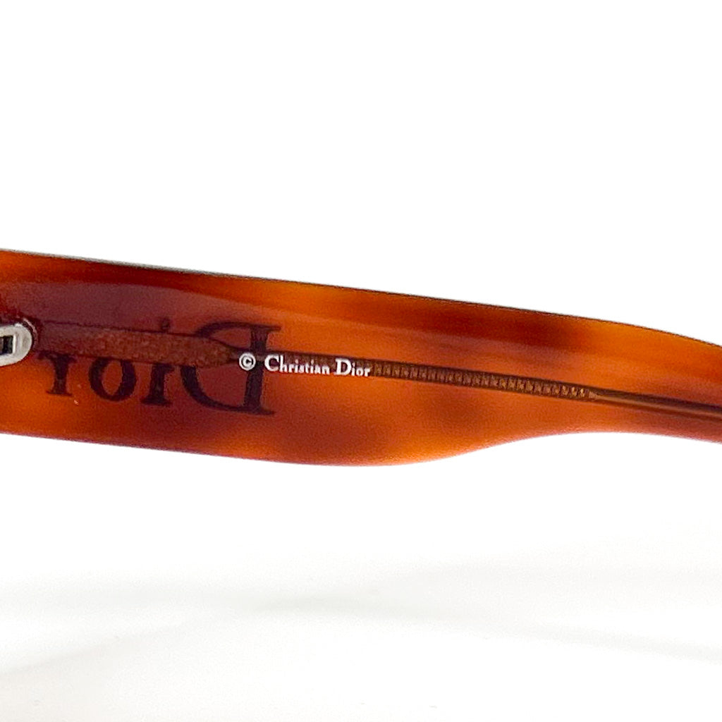 Vue de trois-quarts des lunettes de soleil Dior Aviadior