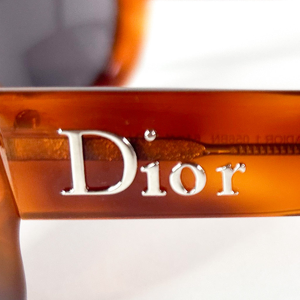 Zoom sur le logo Dior incrusté sur la branche en acétate écaille