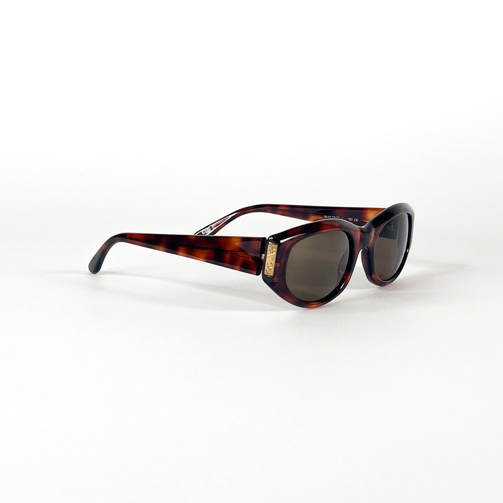 Profil 3/4 arrière des lunettes Jean Patou – finition brillante en acétate écaille