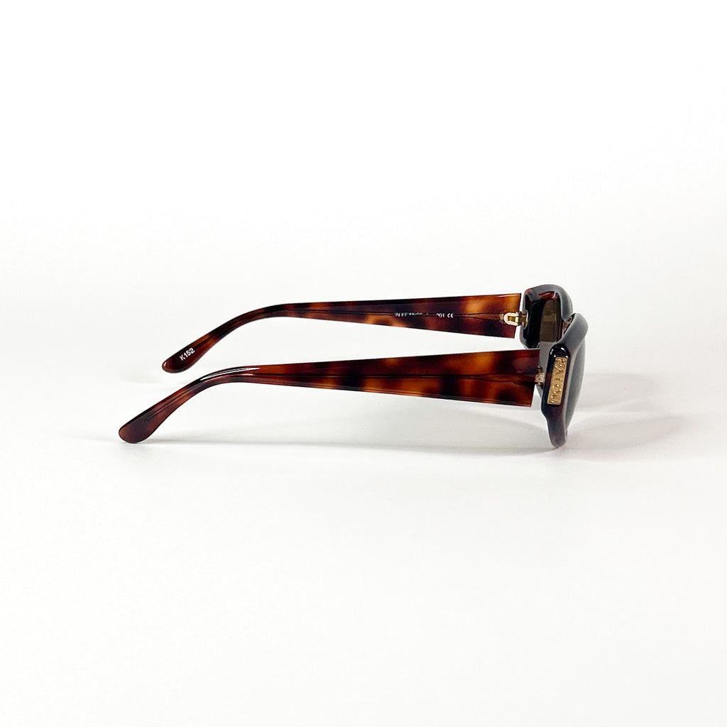 Vue arrière des lunettes Jean Patou – verres sombres et monture galbée