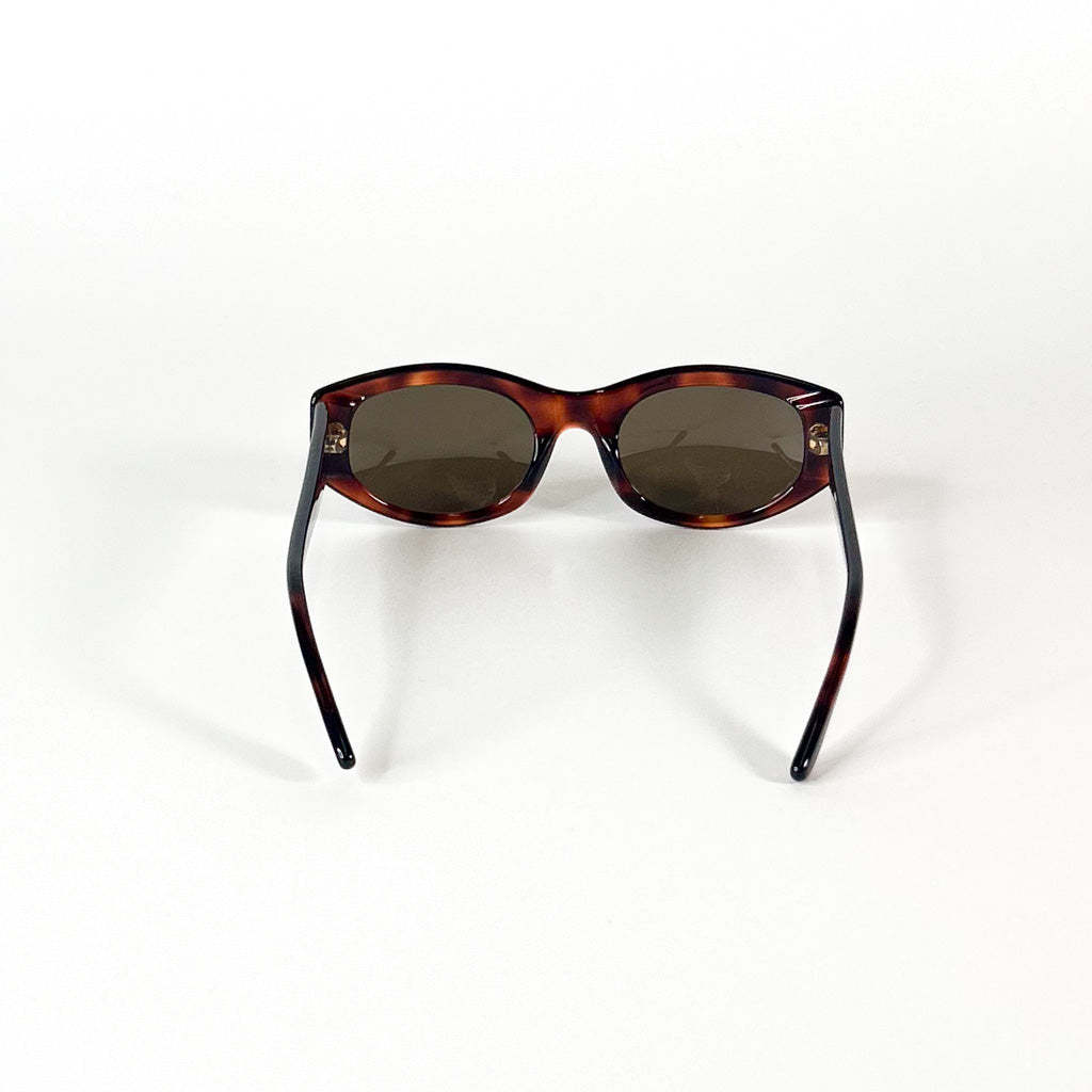 Profil complet des lunettes Jean Patou – branches épaisses et galbe rétro chic