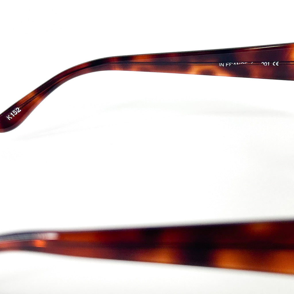 Vue rapprochée de la branche des lunettes Jean Patou – mention Made in France et code K152