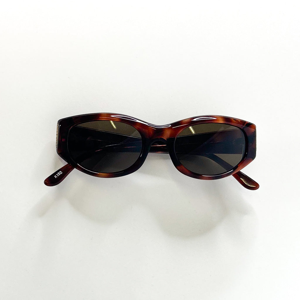 Lunettes Jean Patou vues de face – monture écaille marron foncé et verres teintés