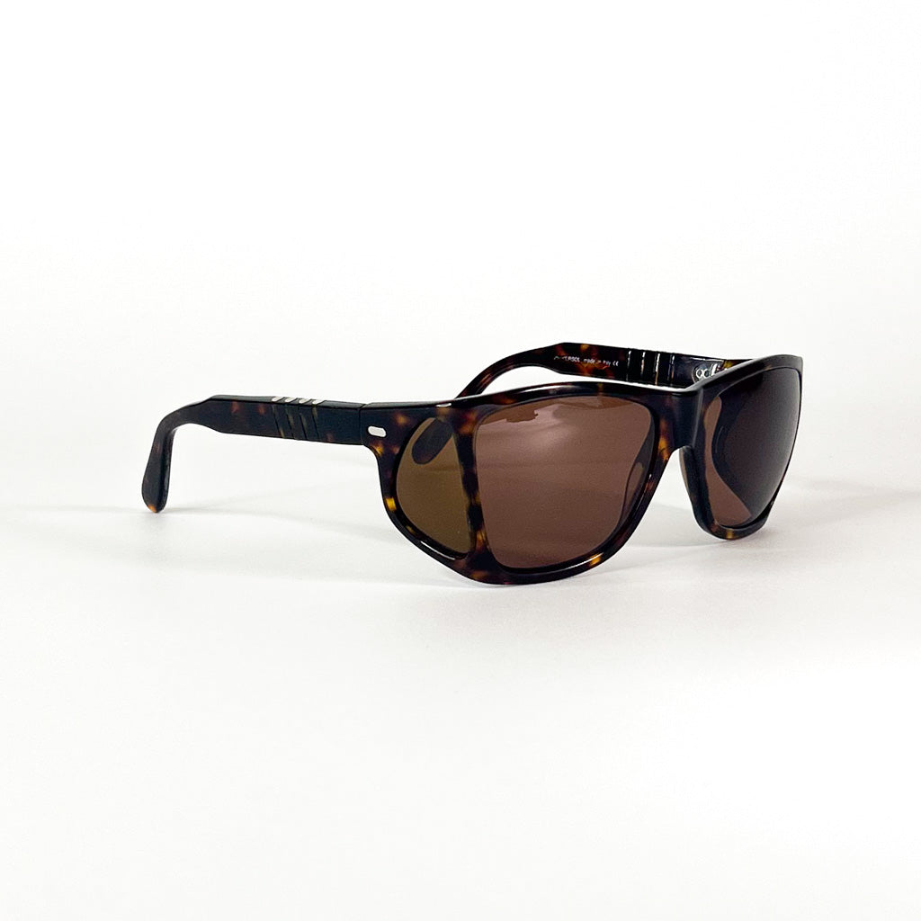Vue trois quarts des lunettes Persol 009 avec charnières Meflecto
