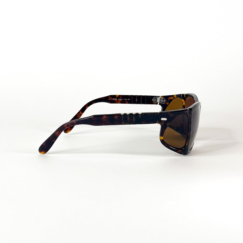Vue latérale montrant les branches et les détails de la monture Persol