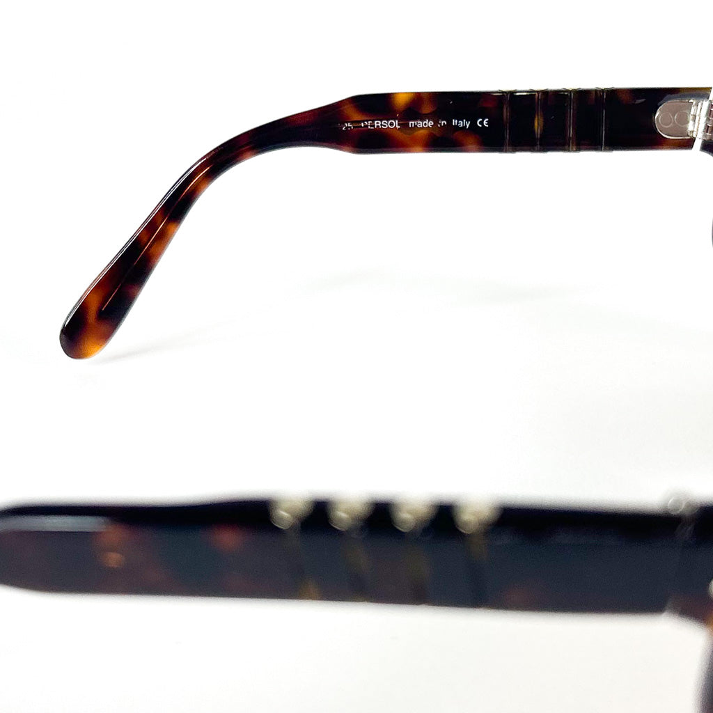 Vue latérale montrant les branches et les détails de la monture Persol