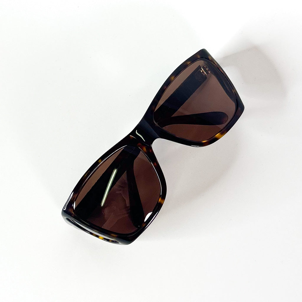 Vue en plongée des lunettes Persol 009 pliées sur fond blanc