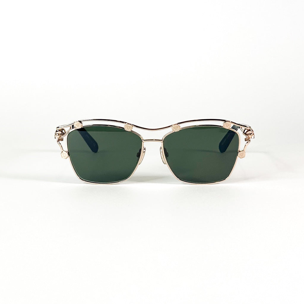 Vue frontale des lunettes Philipp Plein – verres carrés verts et vis décoratives sur la monture