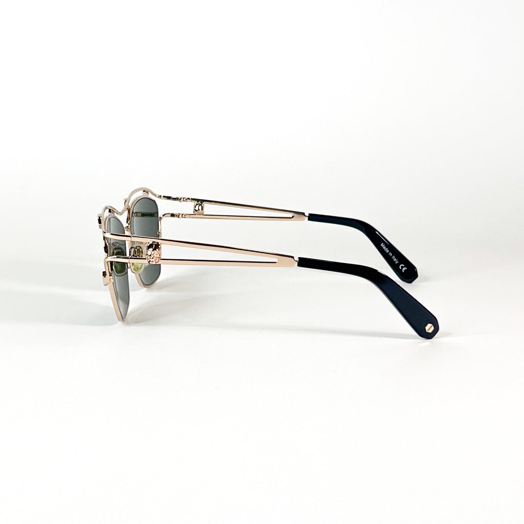 Vue latérale des lunettes Philipp Plein – monture métallique ajourée et branches noires
