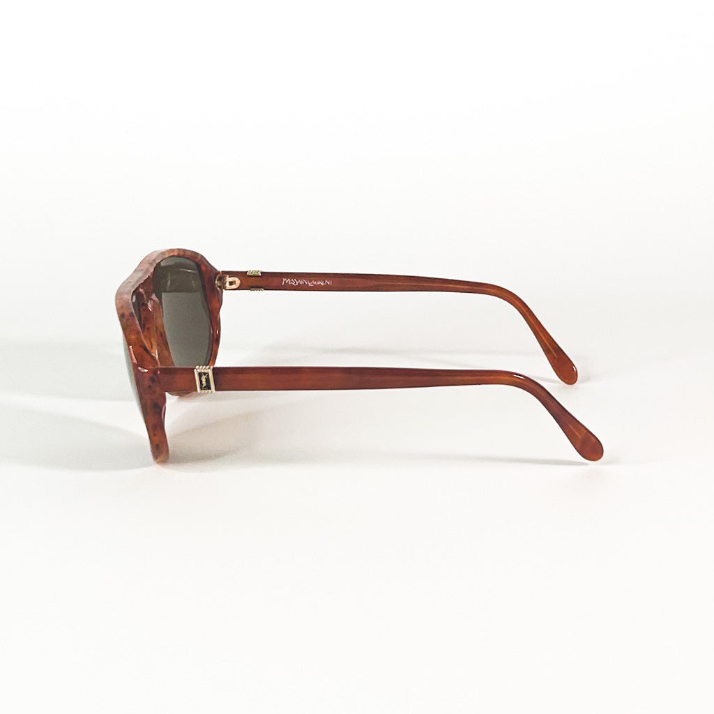 Vue latérale des lunettes YSL – branches et face écaille
