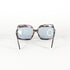 Lunettes Essel 70’s avec verres bleus sur fond blanc