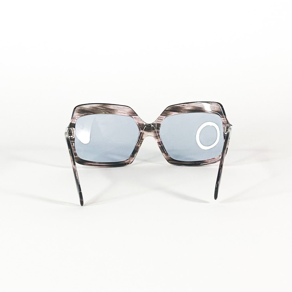 Lunettes Essel 70’s avec verres bleus sur fond blanc