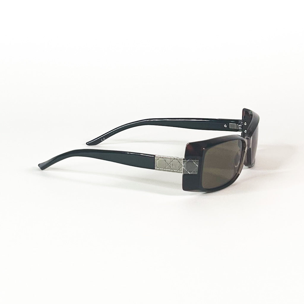 Vue latérale des lunettes Dior – face bicolore et logo sur la branche