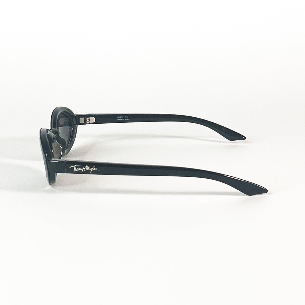 Vue latérale droite des lunettes avec logo Mugler apparent