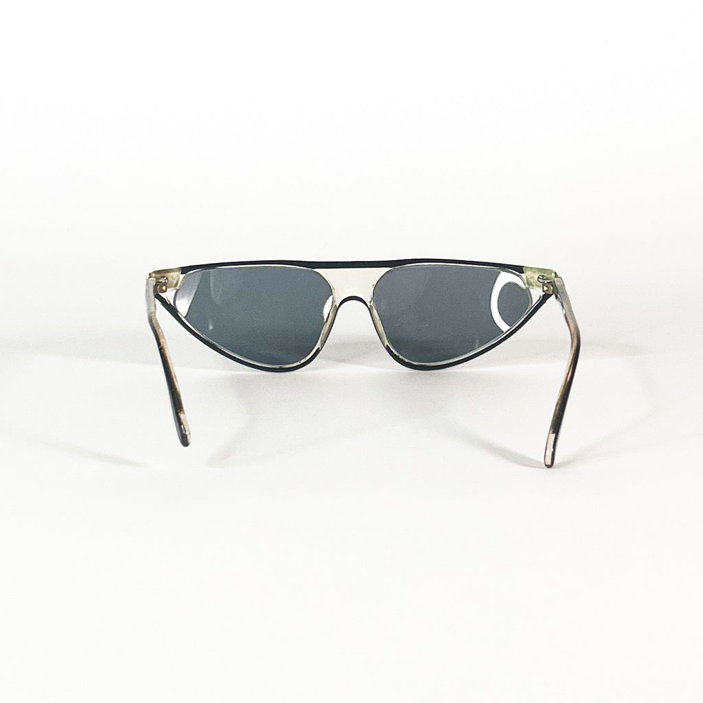Verres gris foncé sur monture transparente – détail frontal