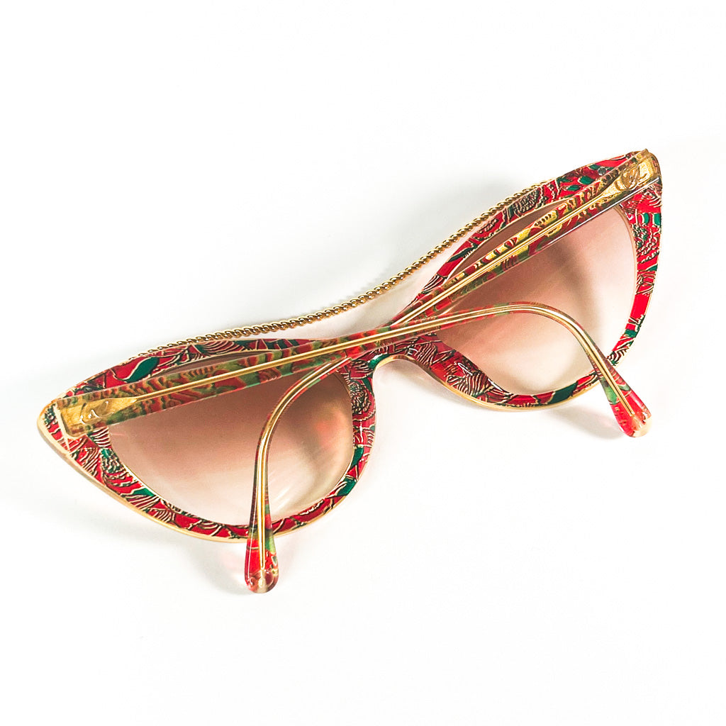 Vue 3/4 des lunettes Christian Lacroix, monture imprimée et chaînette