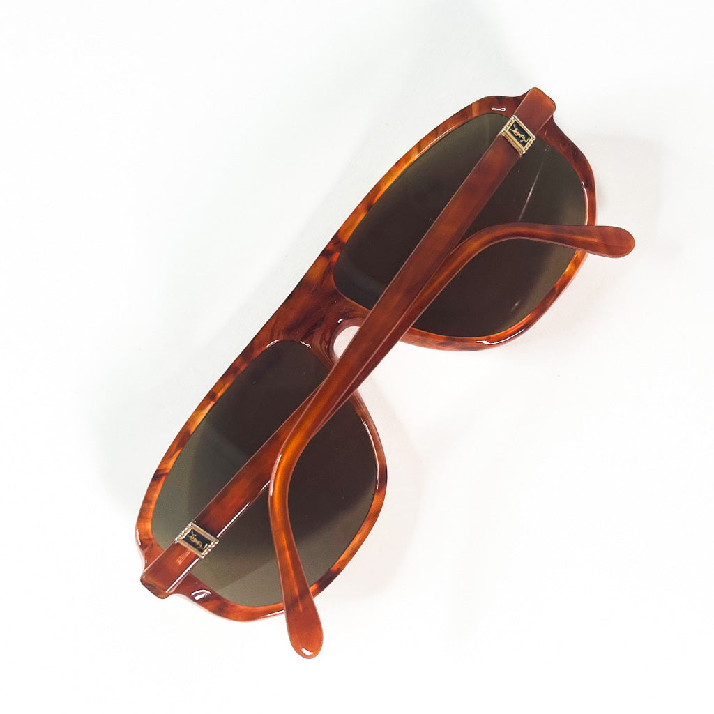 Lunettes YSL OCEAN vues de dessus avec branches croisées