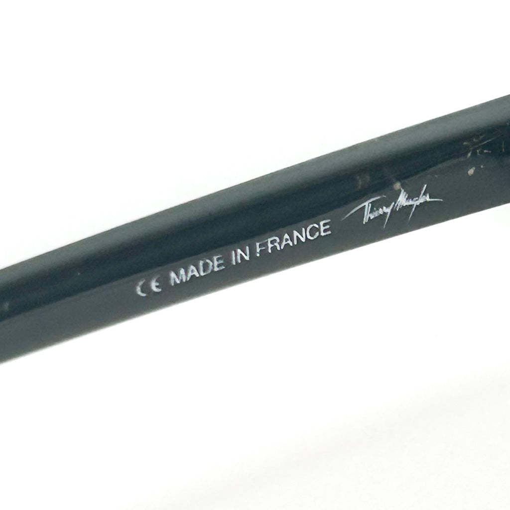 Inscription Made in France et signature Thierry Mugler sur la branche intérieure