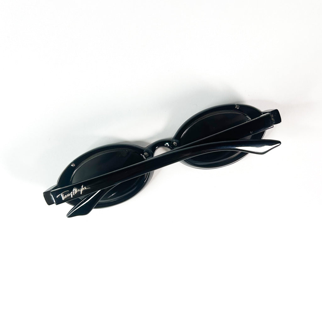 Branches repliées des lunettes Thierry Mugler avec logo visible