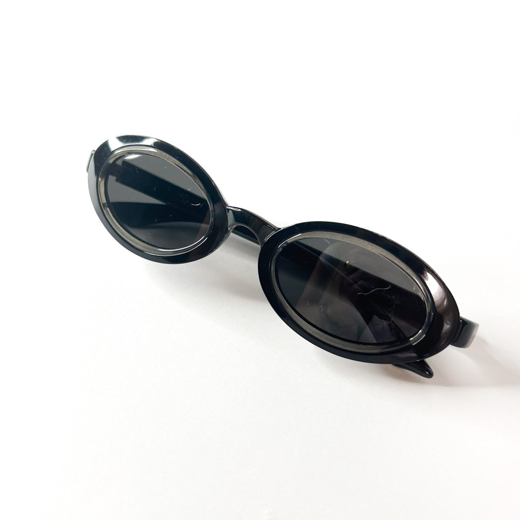 Vue frontale droite des lunettes de soleil Mugler noires