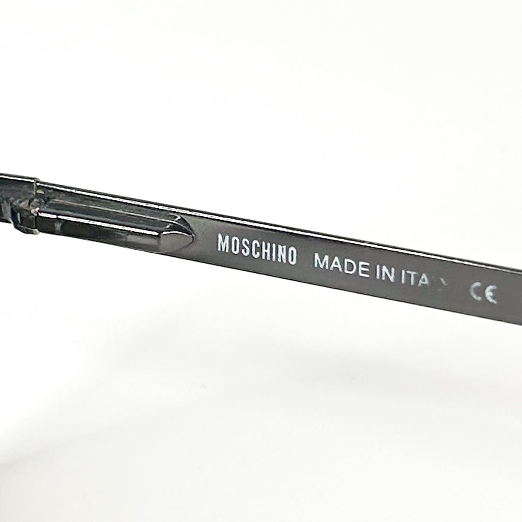 Détail de la branche gravée "Moschino Made in Italy"