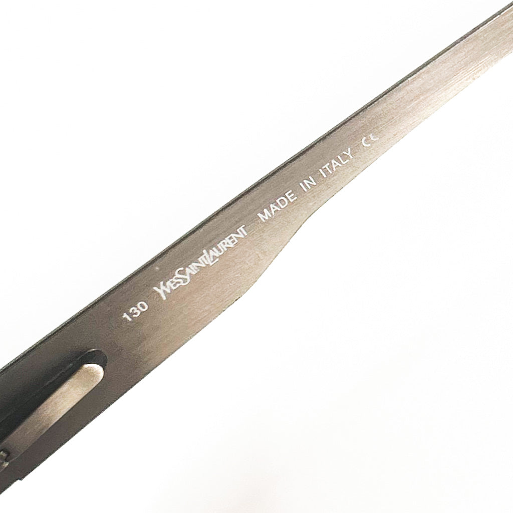 Inscription ‘Yves Saint Laurent Made in Italy’ gravée sur la branche intérieure en métal brossé