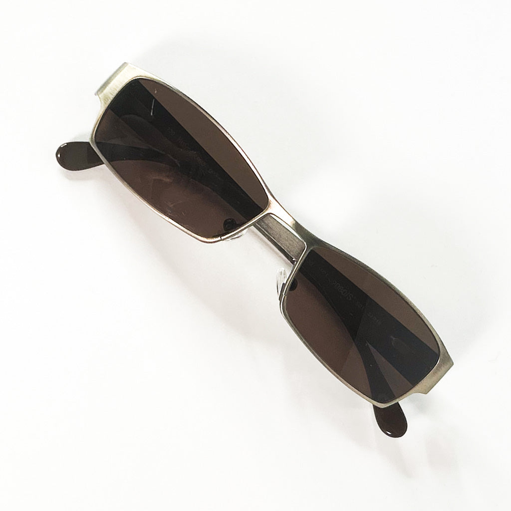 Vue de dessus, lunettes Yves Saint Laurent 2080/S pliées, branches croisées sur fond blanc
