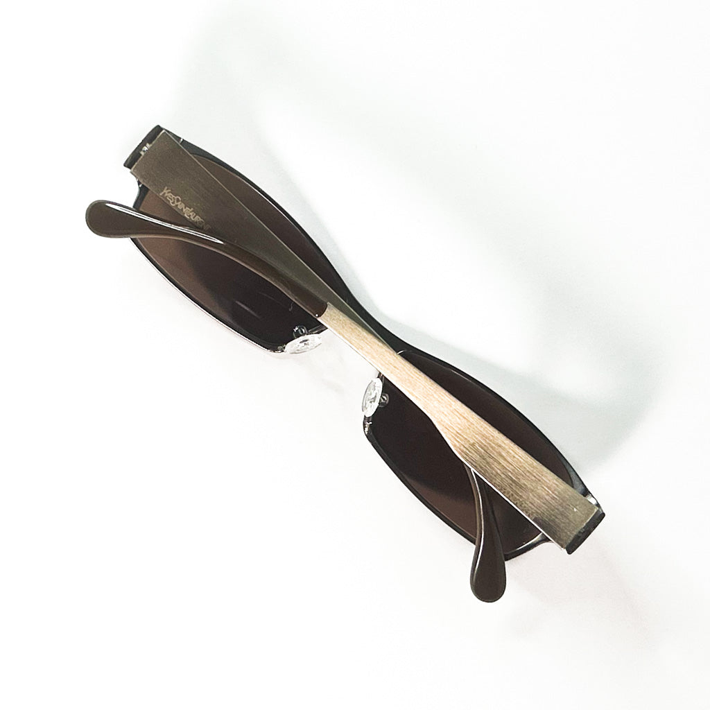 Vue de dessus, lunettes Yves Saint Laurent 2080/S de dos pliées, branches croisées sur fond blanc