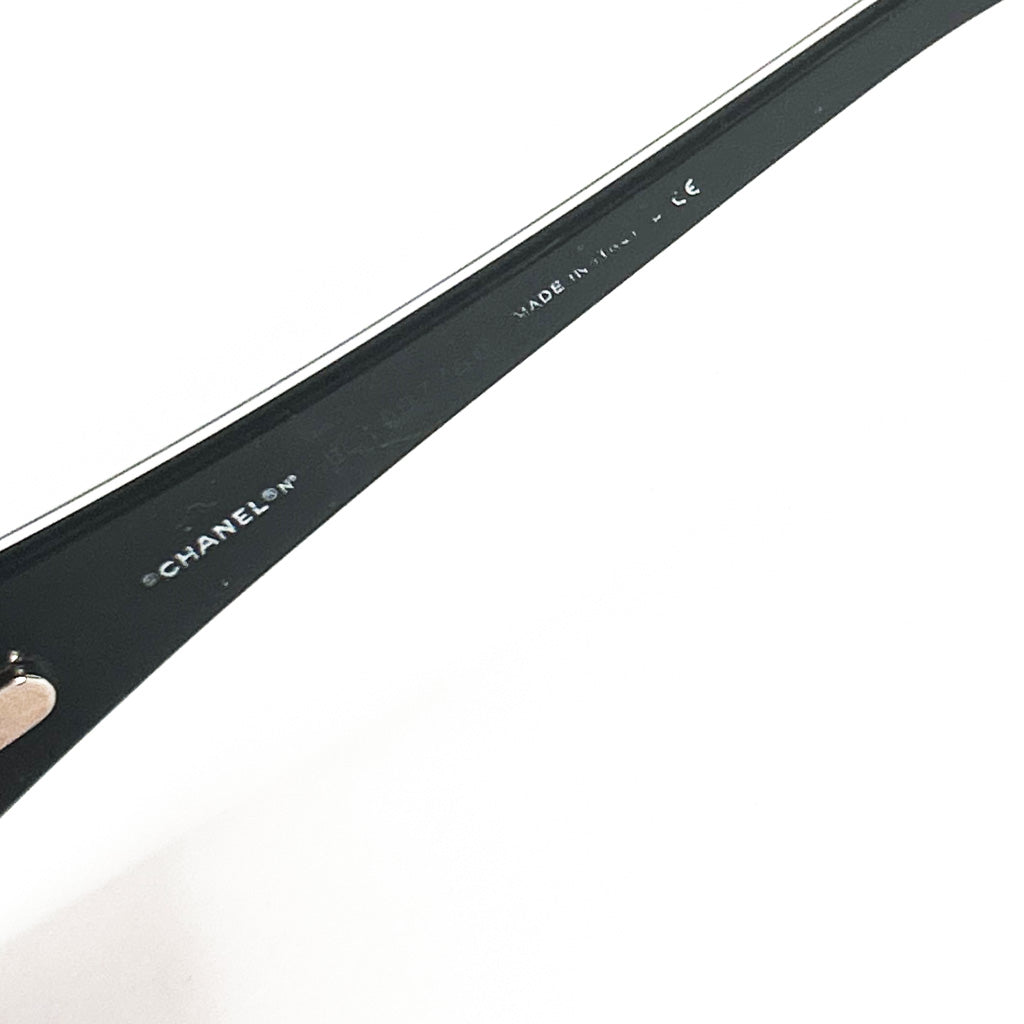 Marquage intérieur CHANELⓇ MADE IN ITALY CE sur la branche des lunettes Chanel 3094