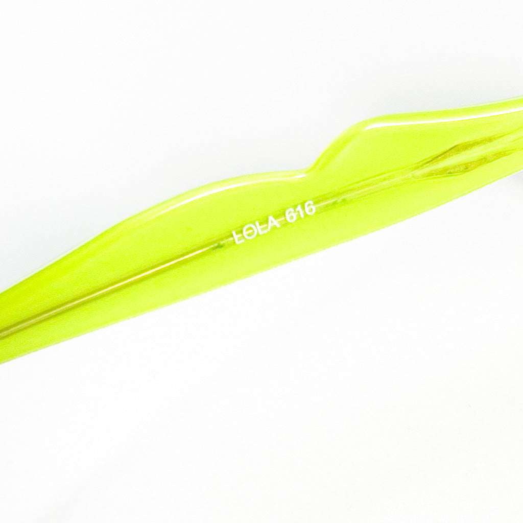Branche verte translucide des lunettes Jean Lafont avec l'inscription LOLA 616