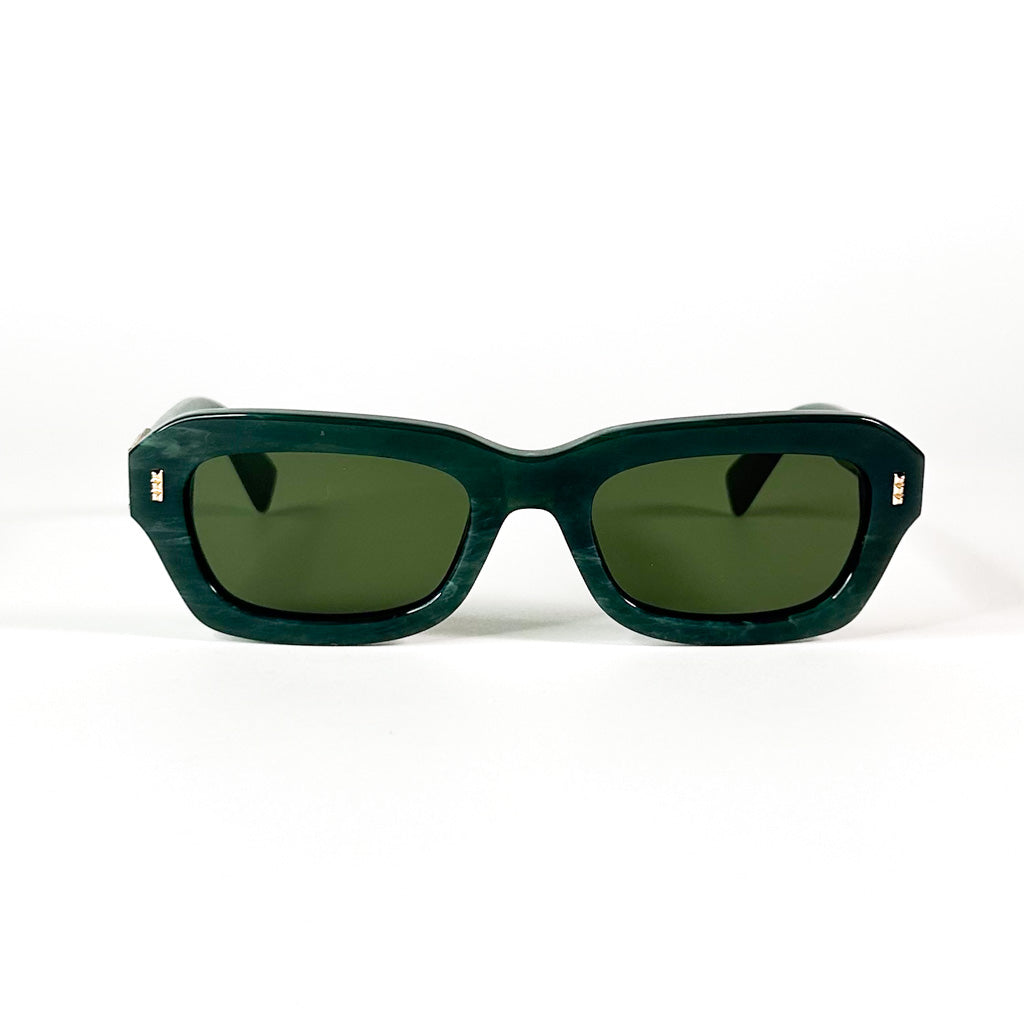 vue de face d’une paire de lunettes Lanvin, forme trapézoïdale rectangulaire, acétate vert marbré et verres teintés verts, fond blanc