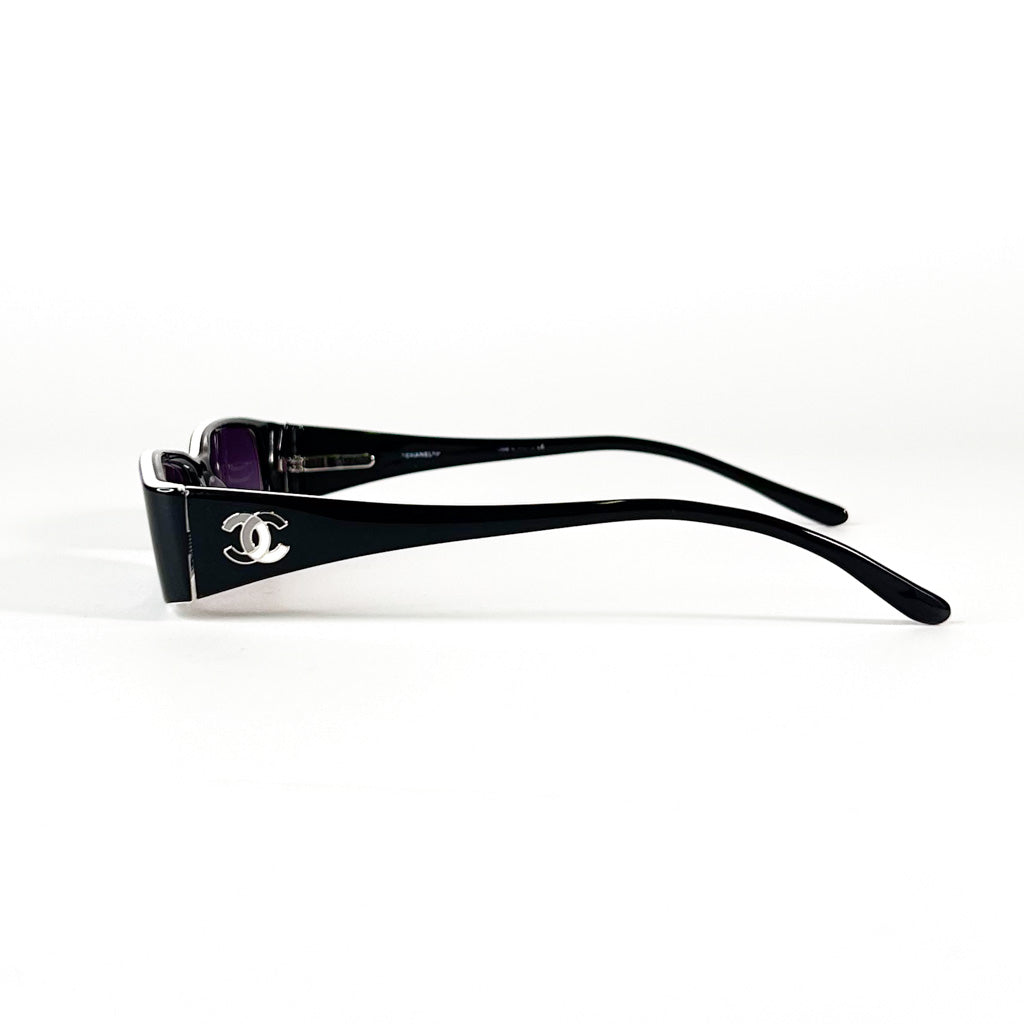 Vue latérale des lunettes Chanel 3094 montrant le logo CC en métal sur la branche noire