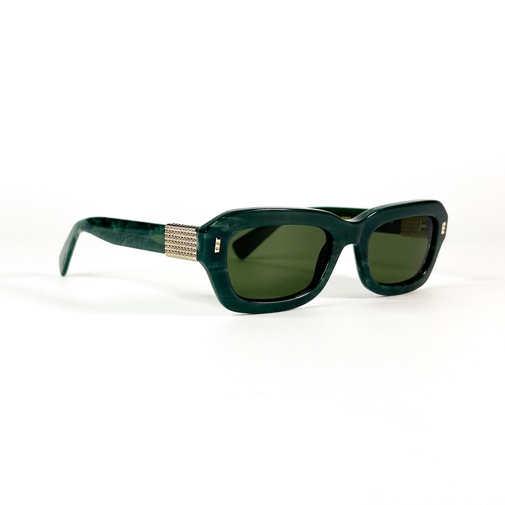  vue 3/4 montrant le galbe de la monture Lanvin en acétate vert marbré, verres vert foncé et détail de charnière en maille dorée, fond blanc