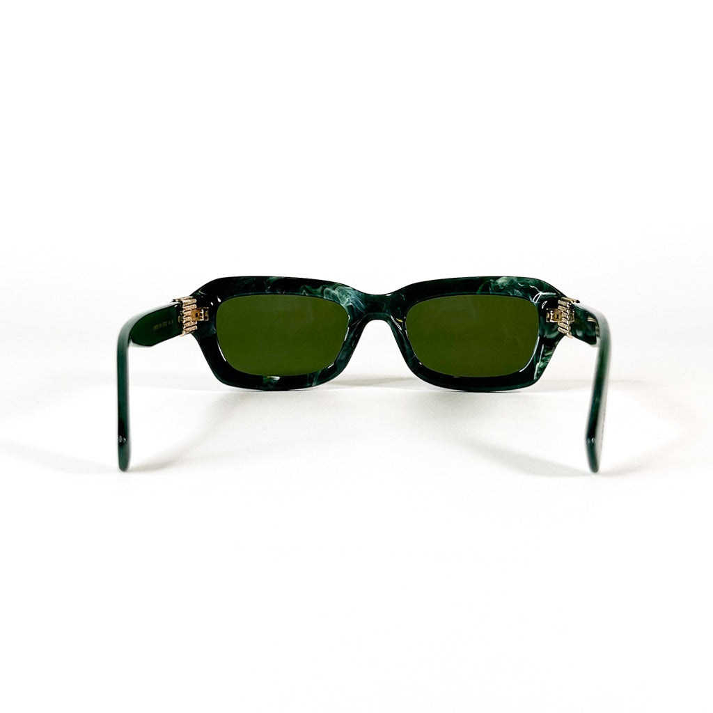 vue de dessus d’une paire de lunettes Lanvin en acétate vert marbré avec détail de maille dorée sur la branche, fond blanc