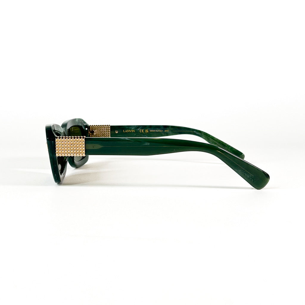 vue de profil de la monture Lanvin, montre la branche en acétate vert marbré et le détail métal doré en maille, fond blanc